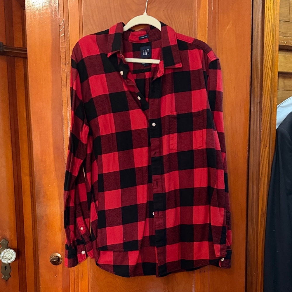 GAP Men's Casual Red and Black Checkered Shirt